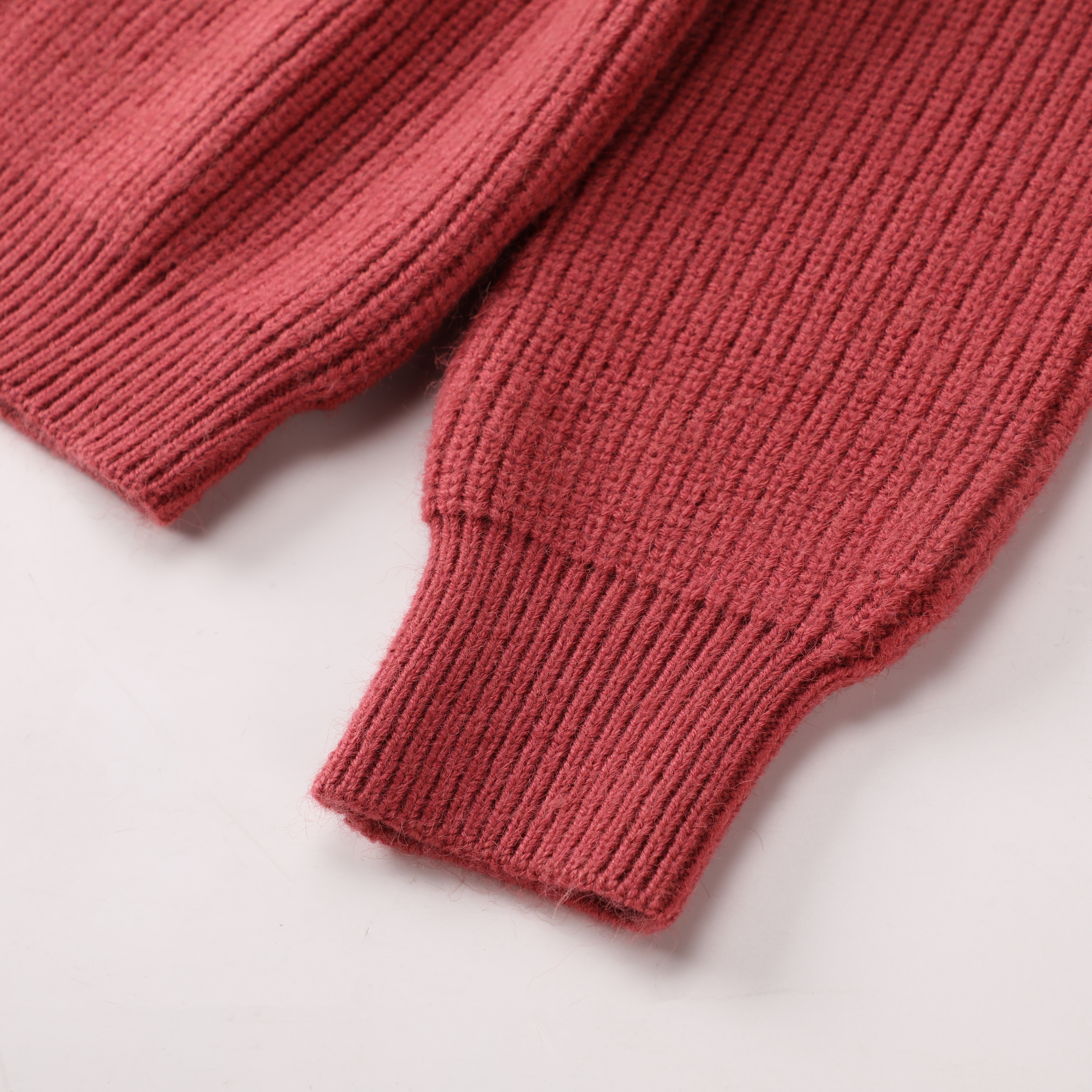 Haute qualité hiver OEM personnalisé rouge à manches longues col en V femmes haut tricot pull Cardigan pour dames