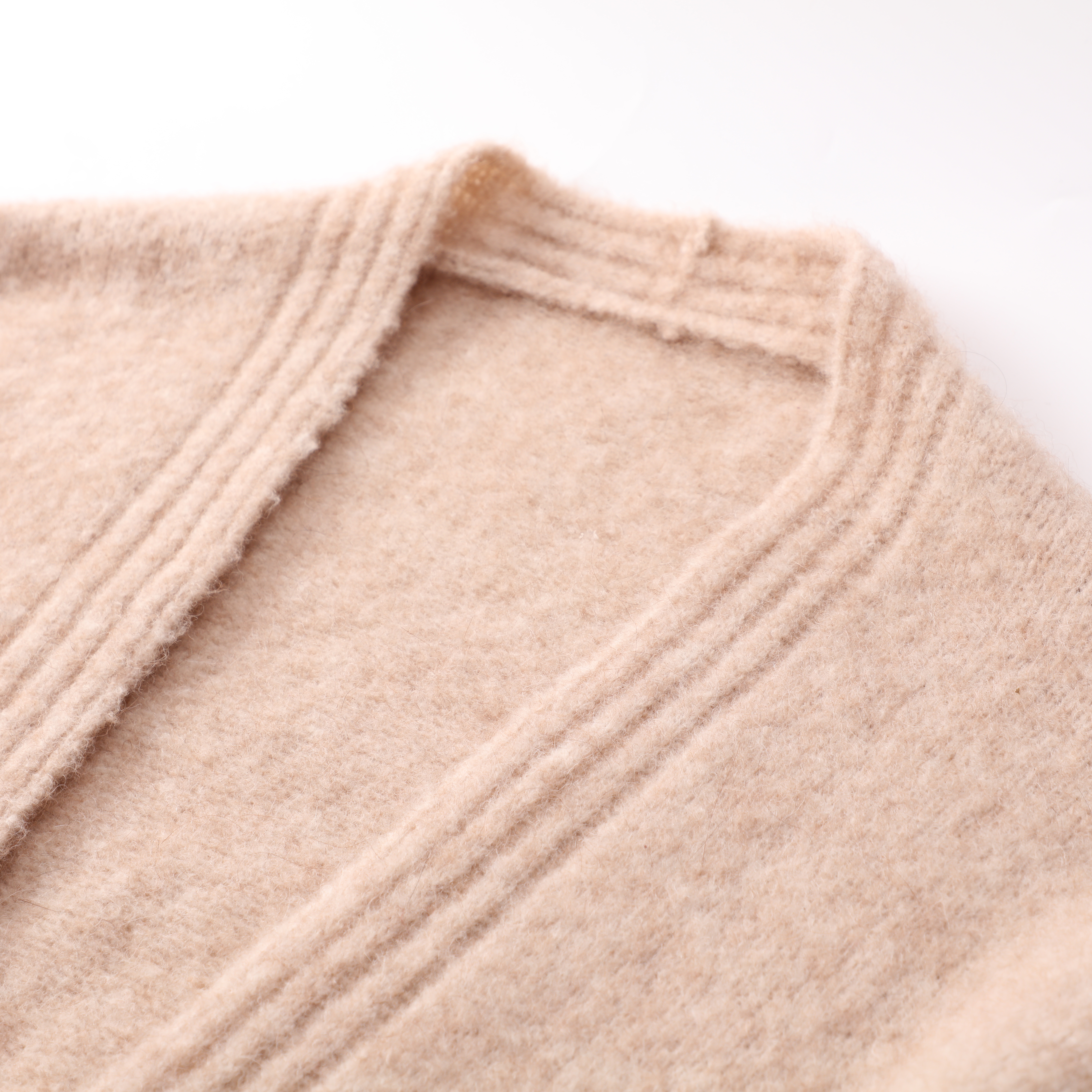 OEM personnalisé Beige à manches longues en laine femmes Crochet haut pull en tricot Cardigan avec poche