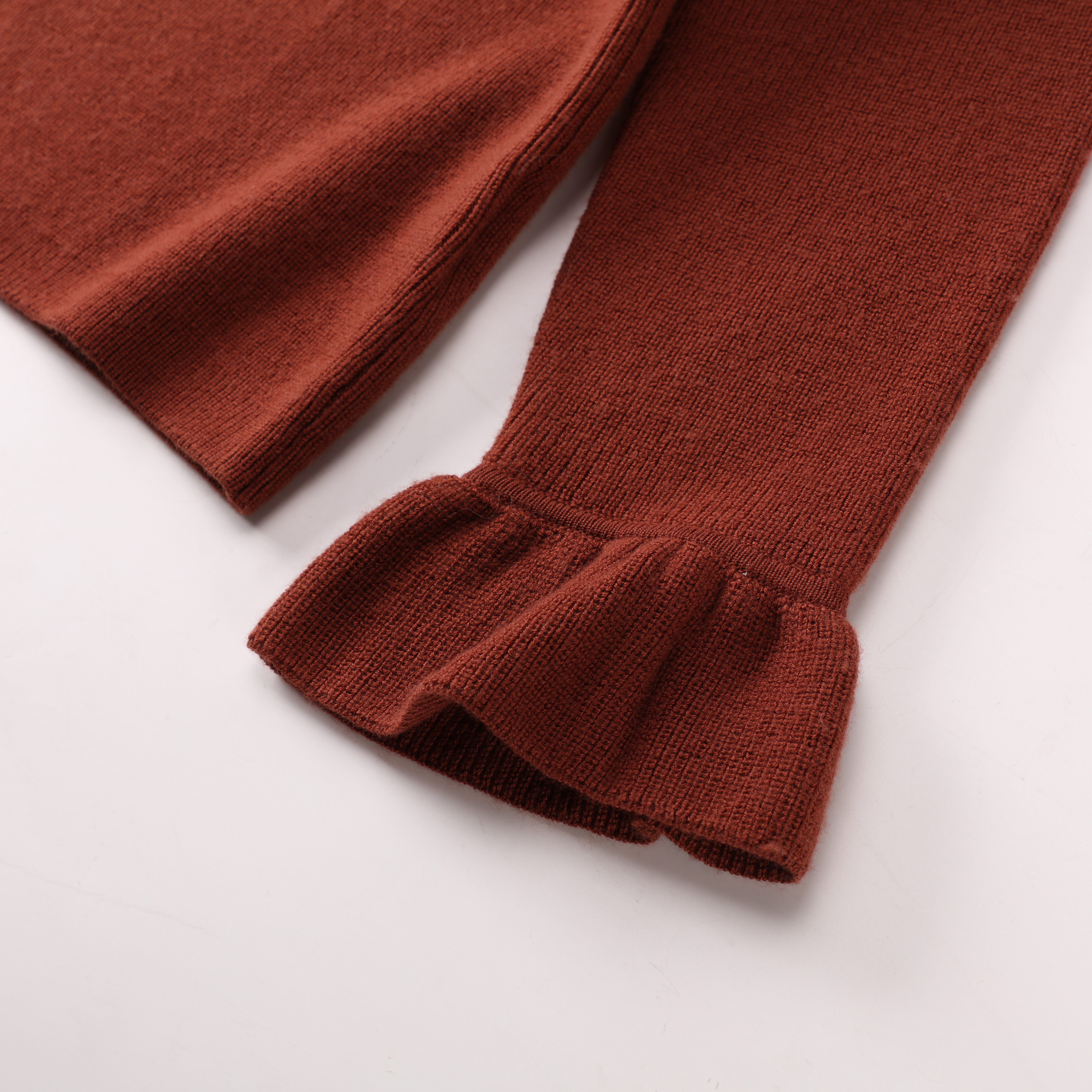 Hiver OEM Custom Red Ruffle Sleeve V-cou Femmes Dames Pull Pull en tricot